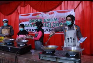 Polres Kampar Sediakan Dapur Umum, Bantu Makanan Bergizi Gratis untuk Siswa